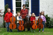 Celloschüler im Vorgarten